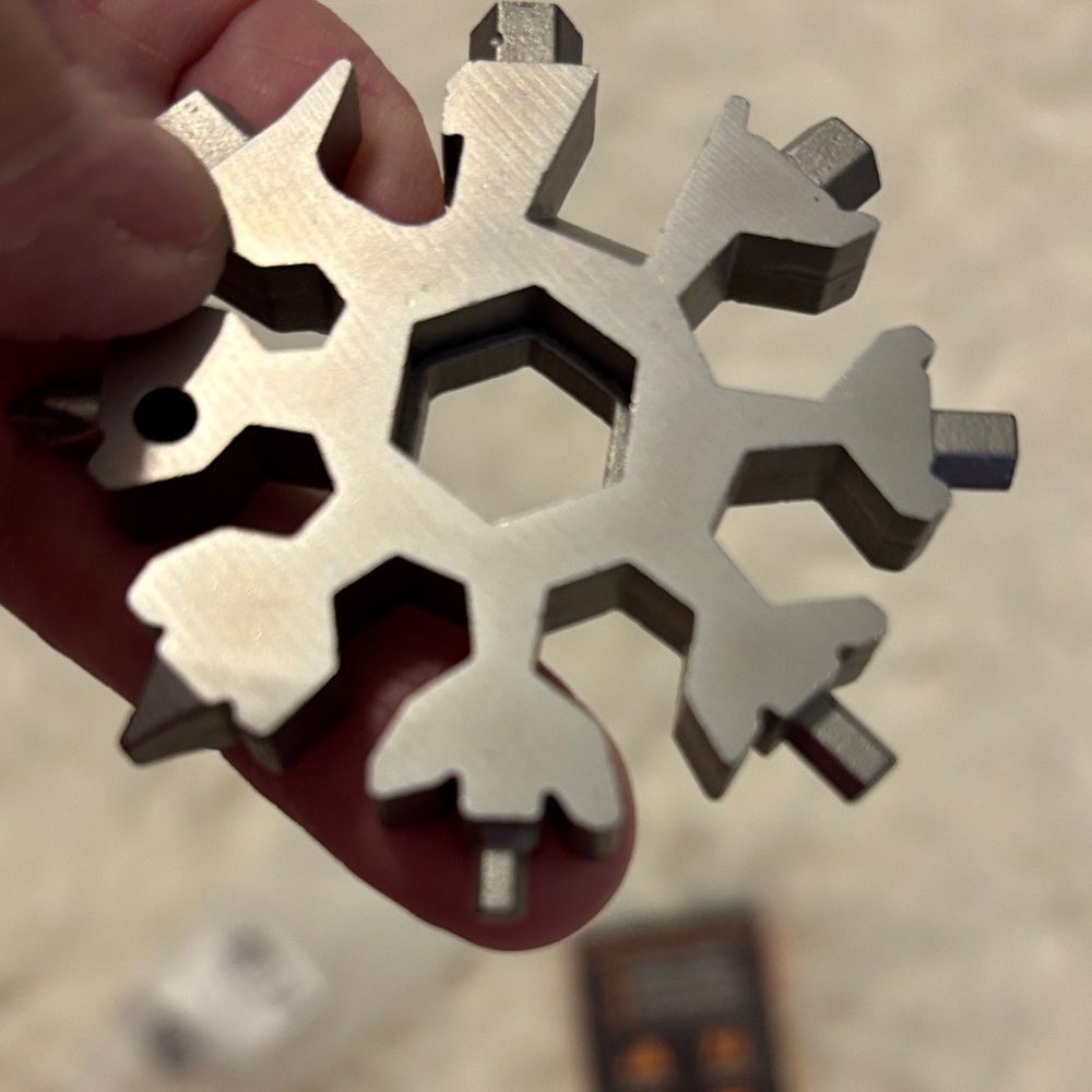 Multi-Tool Snowflake Keychain Set - Picture 4 of 4